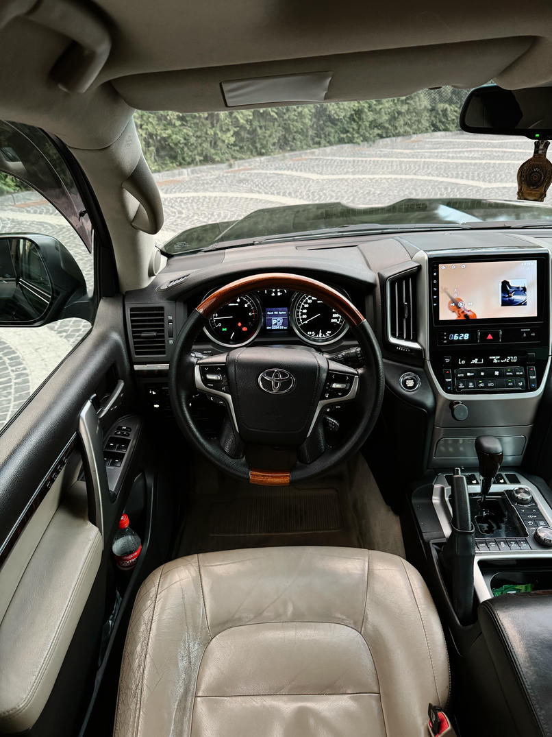 TOYOTA Land Cruiser 200